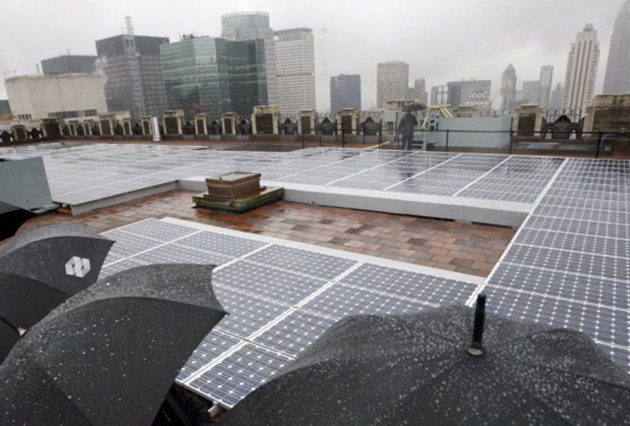 Kinezi razvijaju solarne panele koji će generirati energiju iz kišnih kapi