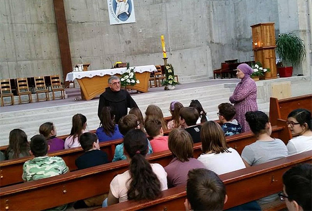 Pozitivni Mostar: Učenici sat islamskog vjeronauka proveli u crkvama