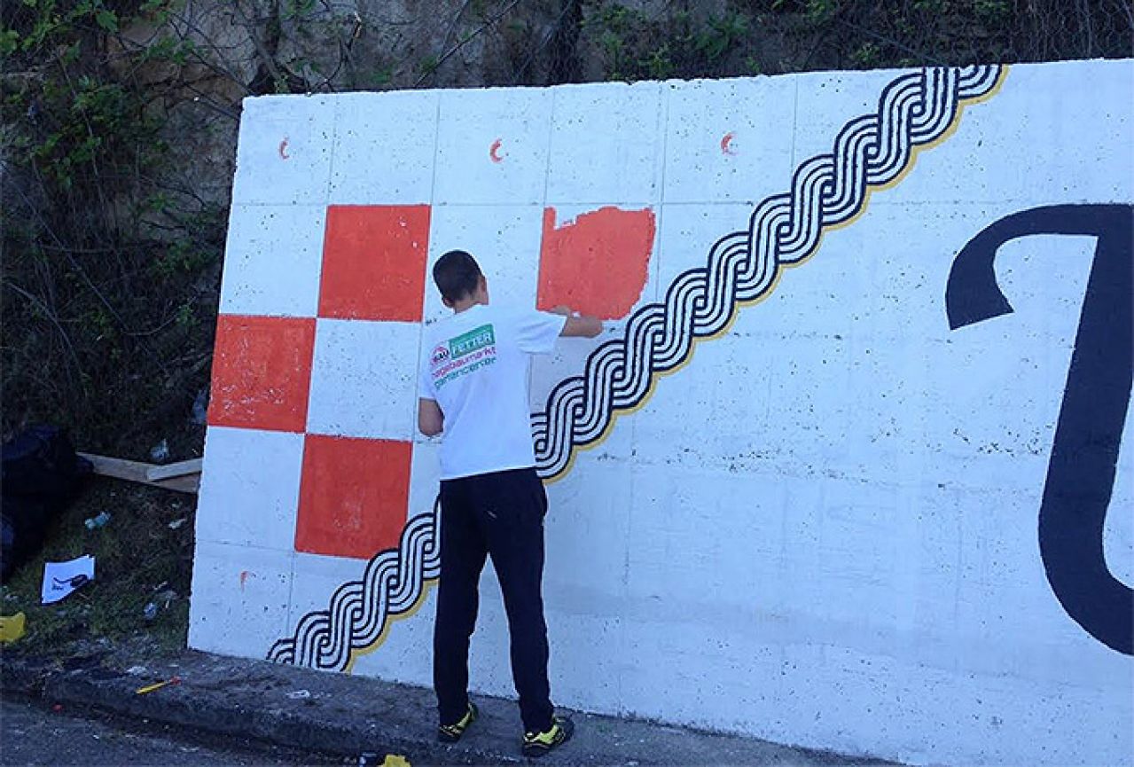 Ceste Federacije traže da se grafit u Dračevu izbriše