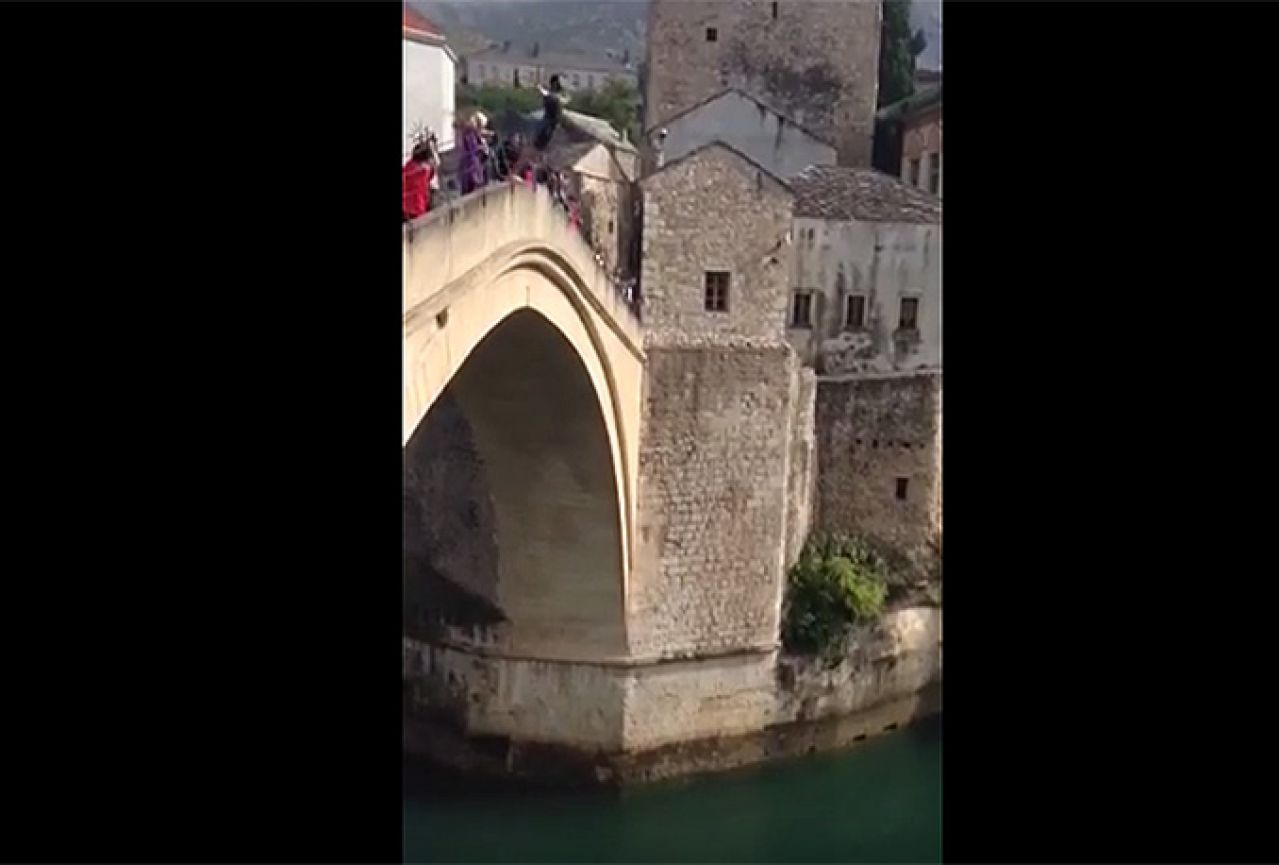 VIDEO Evo kako ne trebate skakati sa Starog mosta