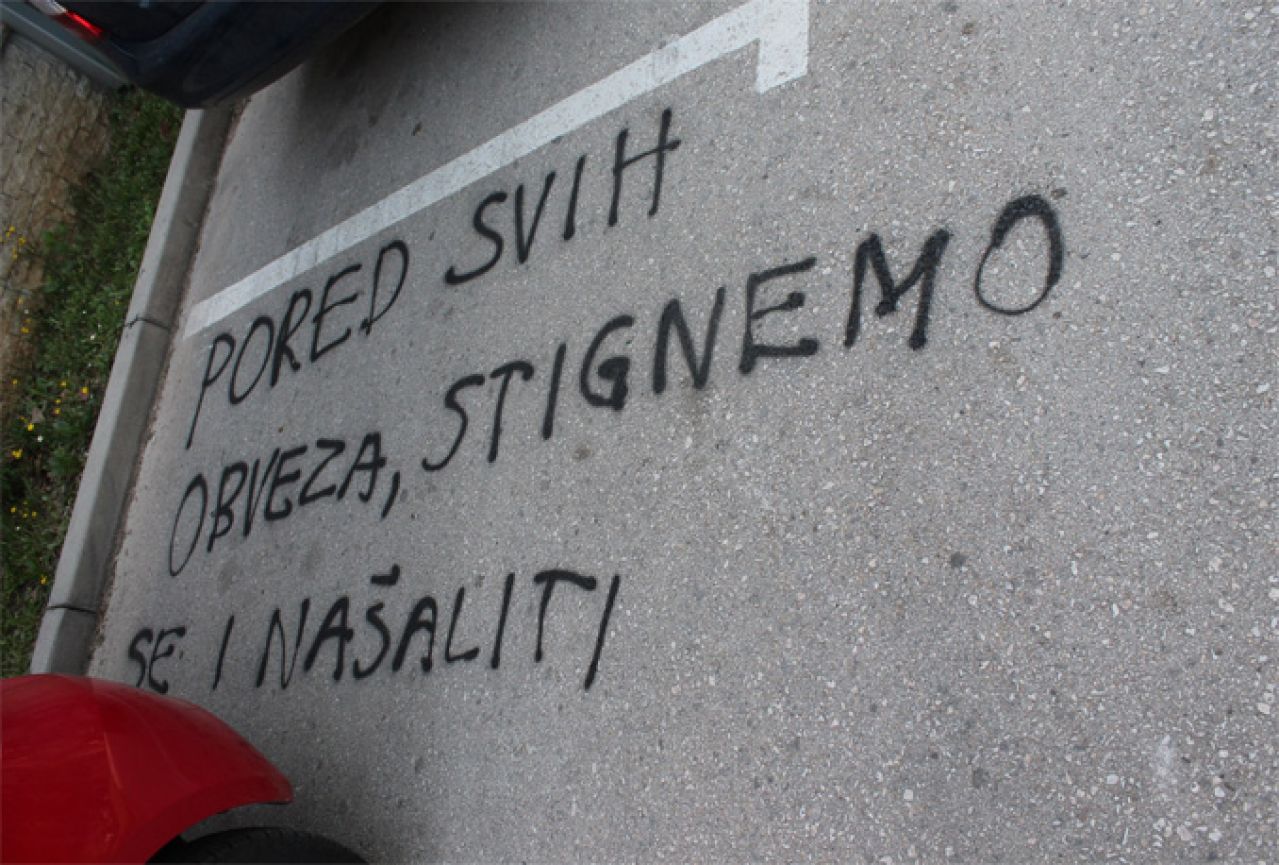 Mostar: Osvanuli grafiti na Filozofskom fakultetu; slijedi kaznena prijava