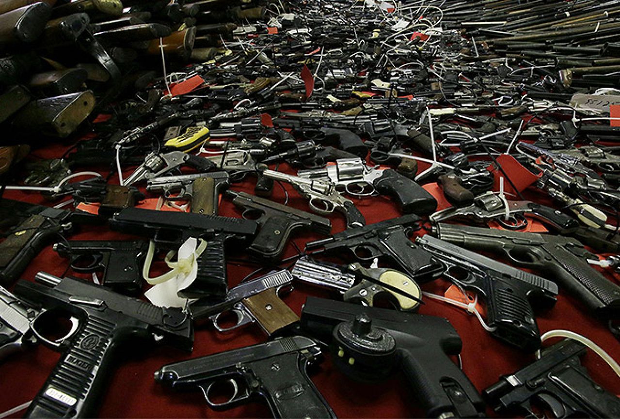 Libijski teroristi kupuju oružje putem Facebooka