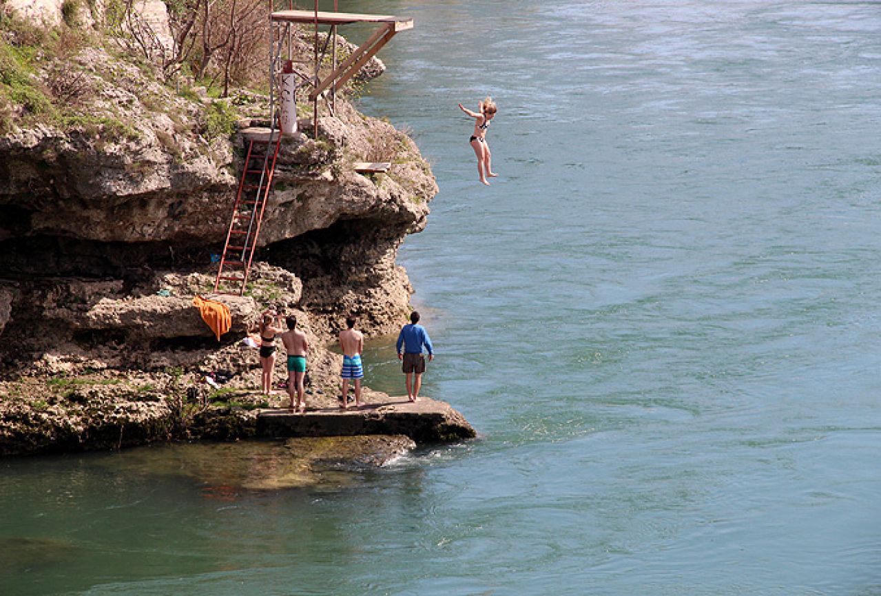 Mostarci uživaju u kupanju i skokovima sa Starog mosta