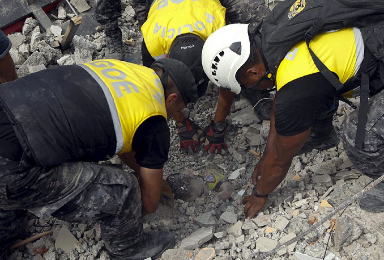 Ekvador broji žrtve potresa: Pronađeno 272 poginulih