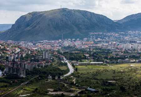 https://storage.bljesak.info/article/154839/450x310/mostar-panorama-velika.jpg