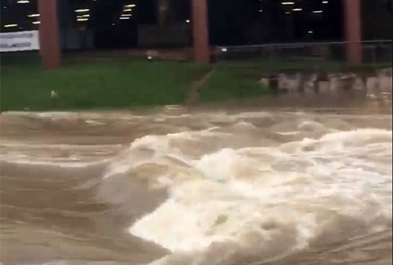 Velike poplave u SAD-u: Stotine evakuiranih, ljudi se utapali u autima