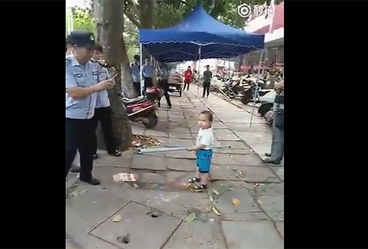 Internet oduševljen: Trogodišnjak branio baku od policije metalnom šipkom