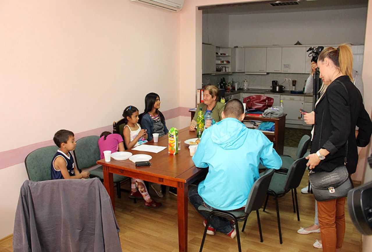 Mostar: Romske djevočice naučile čitati i pisati