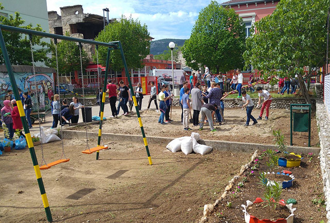 Bravo za Mostar: Školarci u akciji čišćenja svog dvorišta