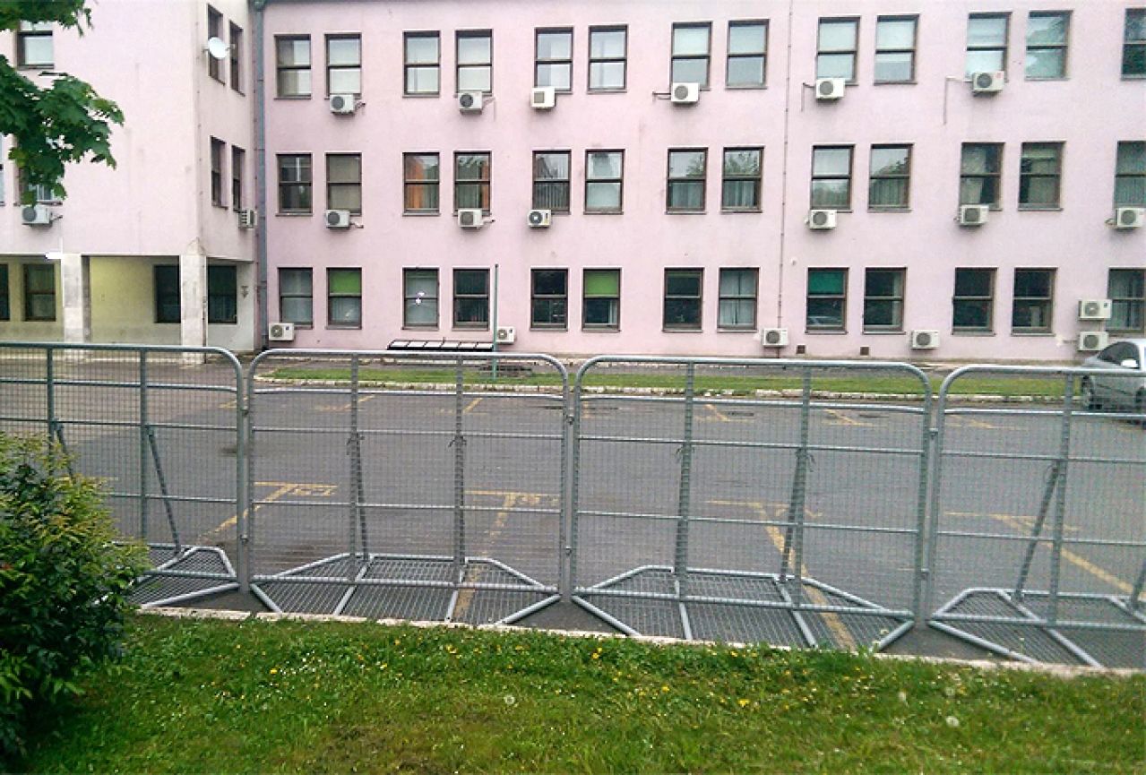 Branitelje ispred zgrade Vlade FBiH čeka zaštitna ograda