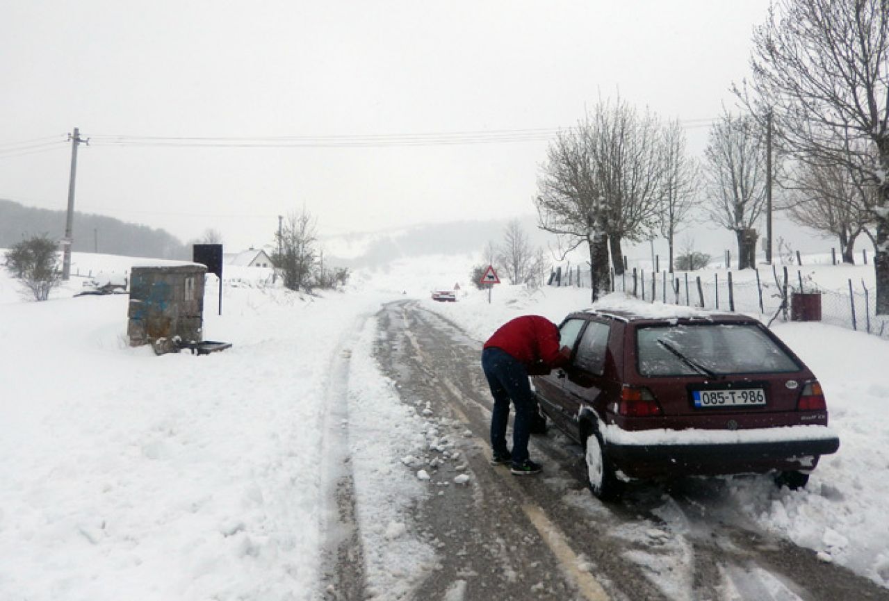 Snijeg prouzročio probleme u prometu i opskrbi strujom u istočnoj Hercegovini