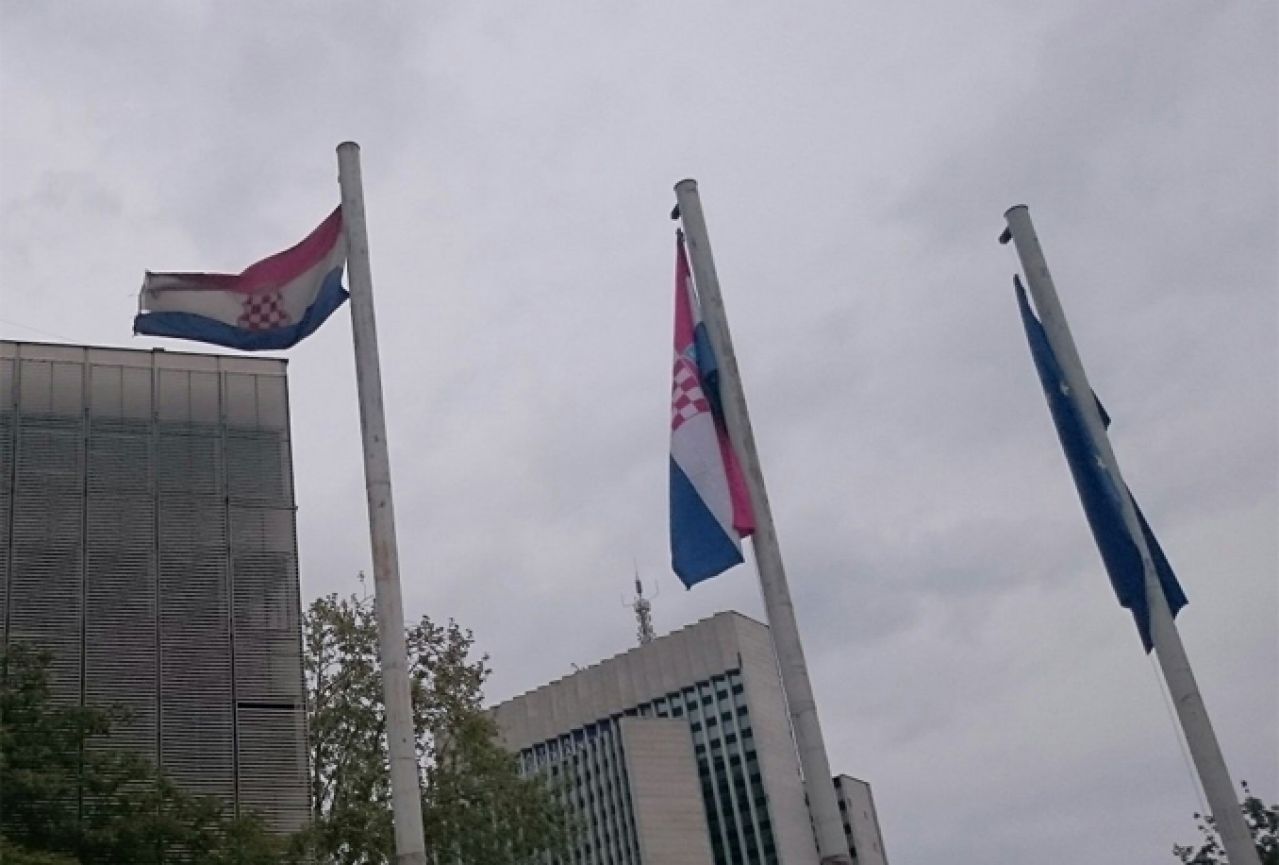 Zagrepčanin pitao Vladu: Zašto je zastava Herceg-Bosne ispred ministarstva RH?