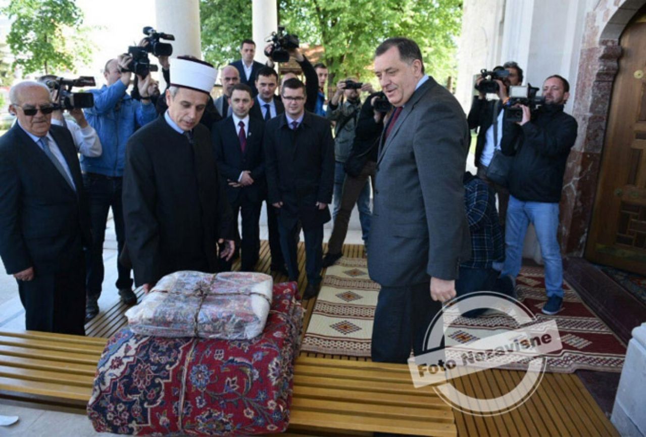 Dodik Ferhadiji poklonio tepihe: I Davutoglu je dobrodošao
