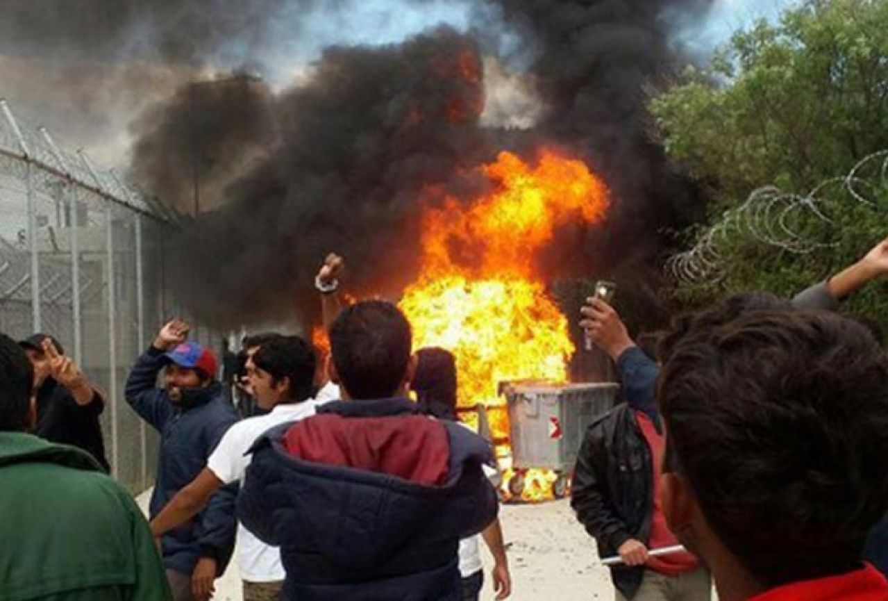 Kaos na Lesbosu: Sukob policije i migranata, zapaljeni kontejneri 