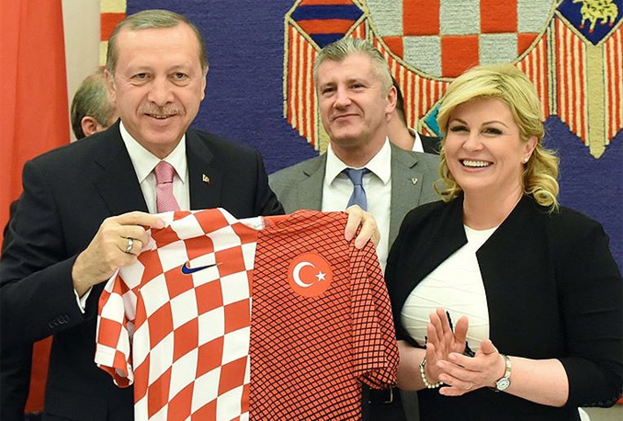 HNS poklonio dres Erdoganu: Umjesto hrvatskog grba - Nikeov logo!