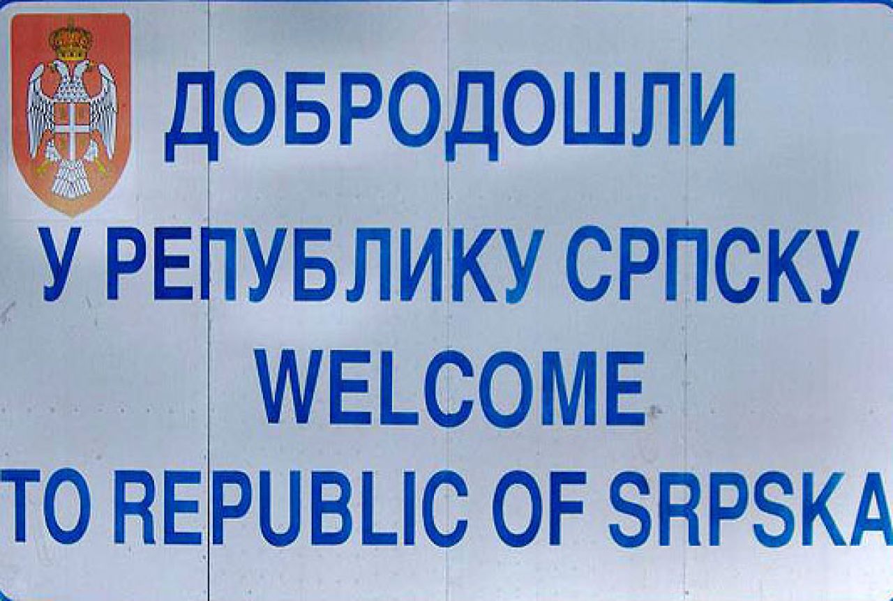 Precrtan natpis na tabli "Dobro došli u Republiku Srpsku“