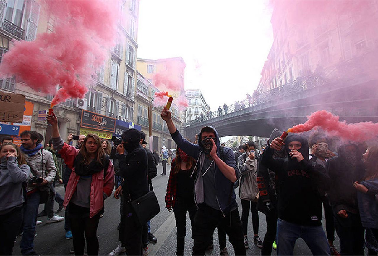 Neredi u Francuskoj: Sukob policije i demonstranata 