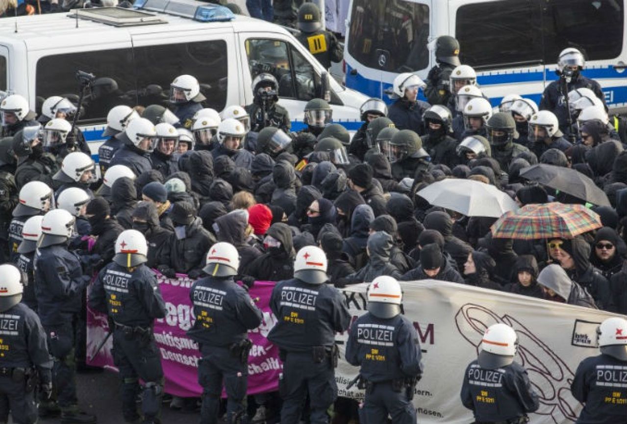 Konvencija u sjeni nasilja: Više od 2.000 prosvjednika u sukobu s policijom