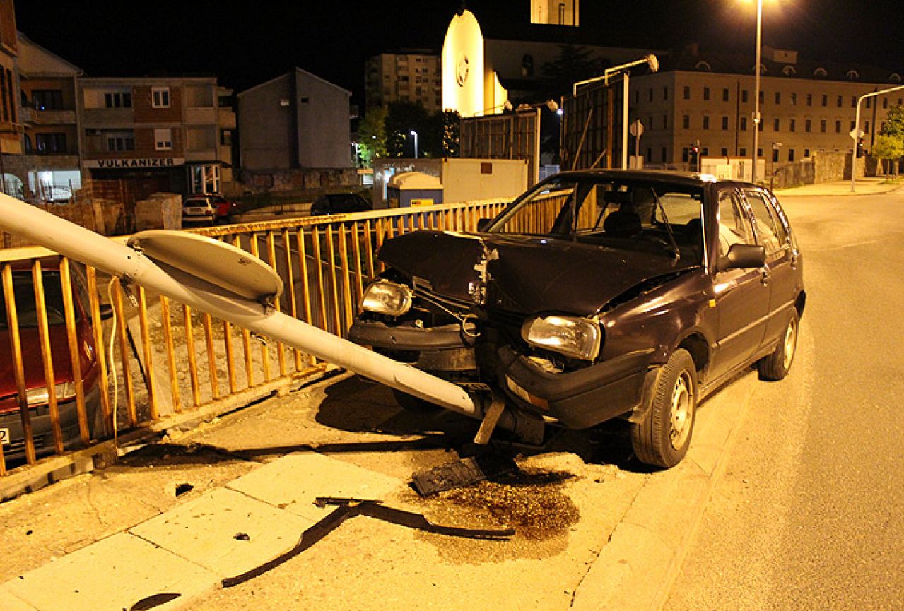 Mostar: Autom 'pokosio' semafor