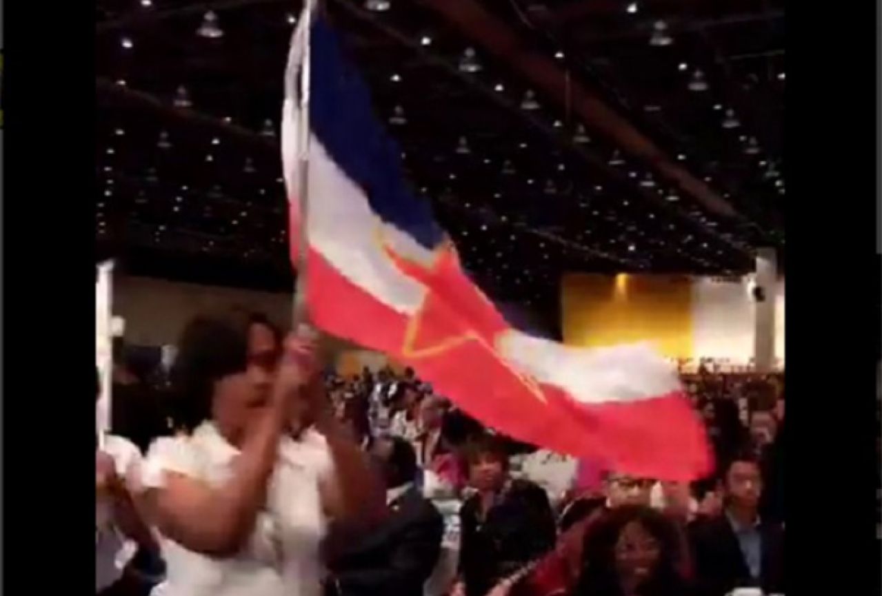  Na govoru Hillary Clinton mahalo se jugoslavenskom zastavom