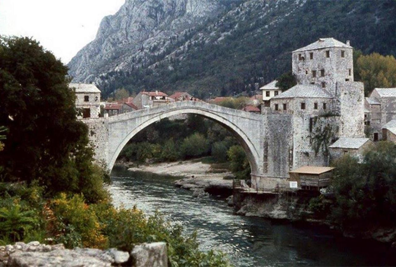 VIDEO | Prošetajte Mostarom iz 1989.