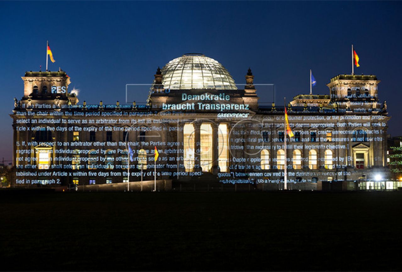 Isječci iz tajnih pregovora o TTIP-u na zgradi Reichstaga