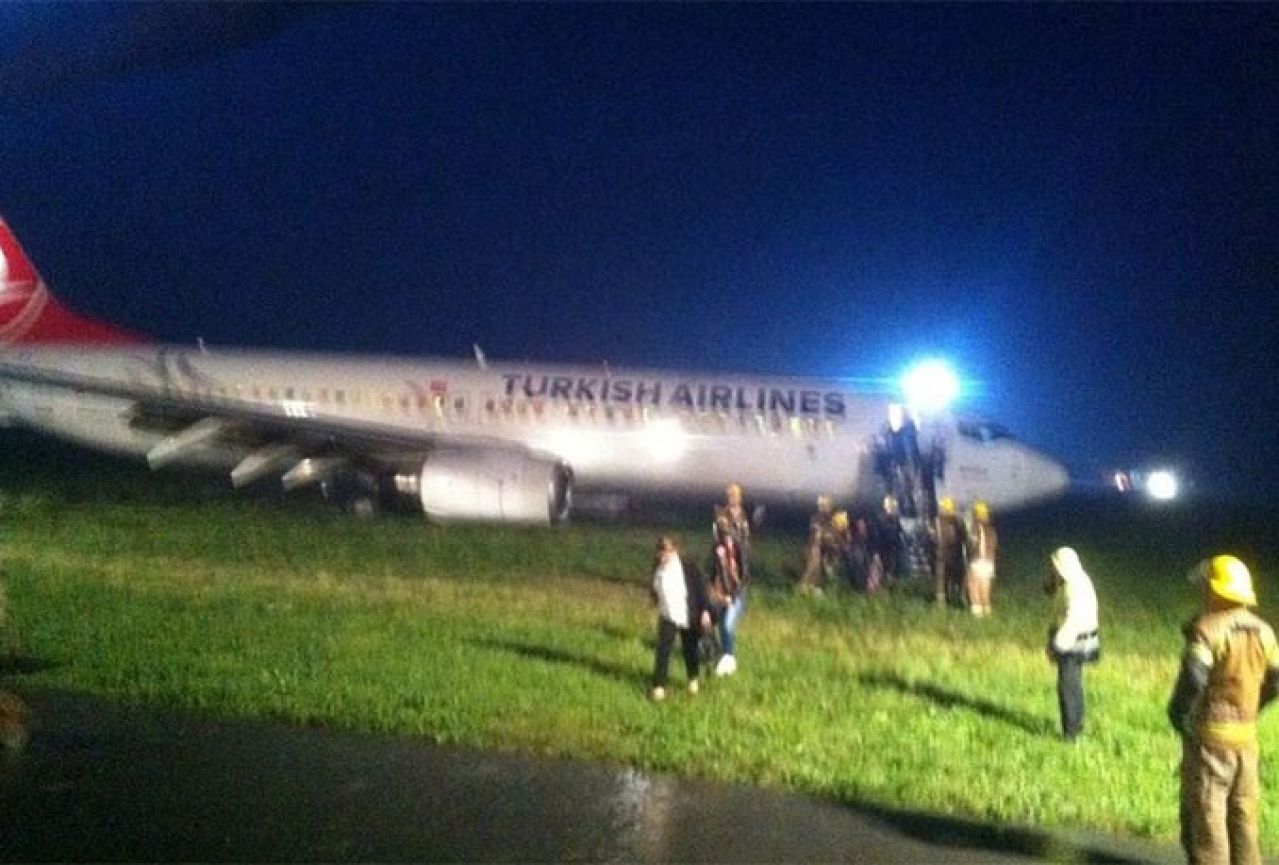 Zrakoplov iz Turske promašio pistu prilikom slijetanja 