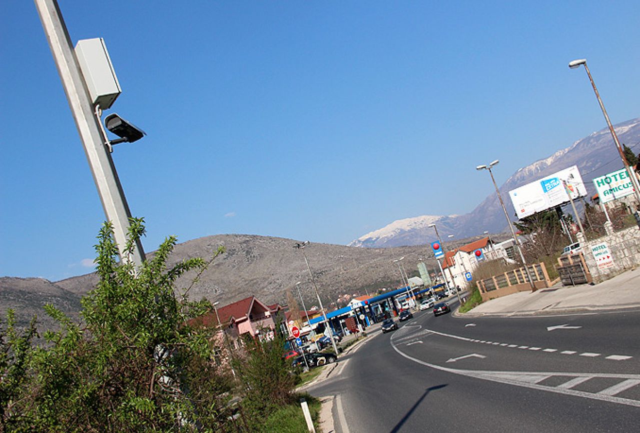 Kriminalci u Mostaru ne miruju: Rafalnom paljbom po kamerama