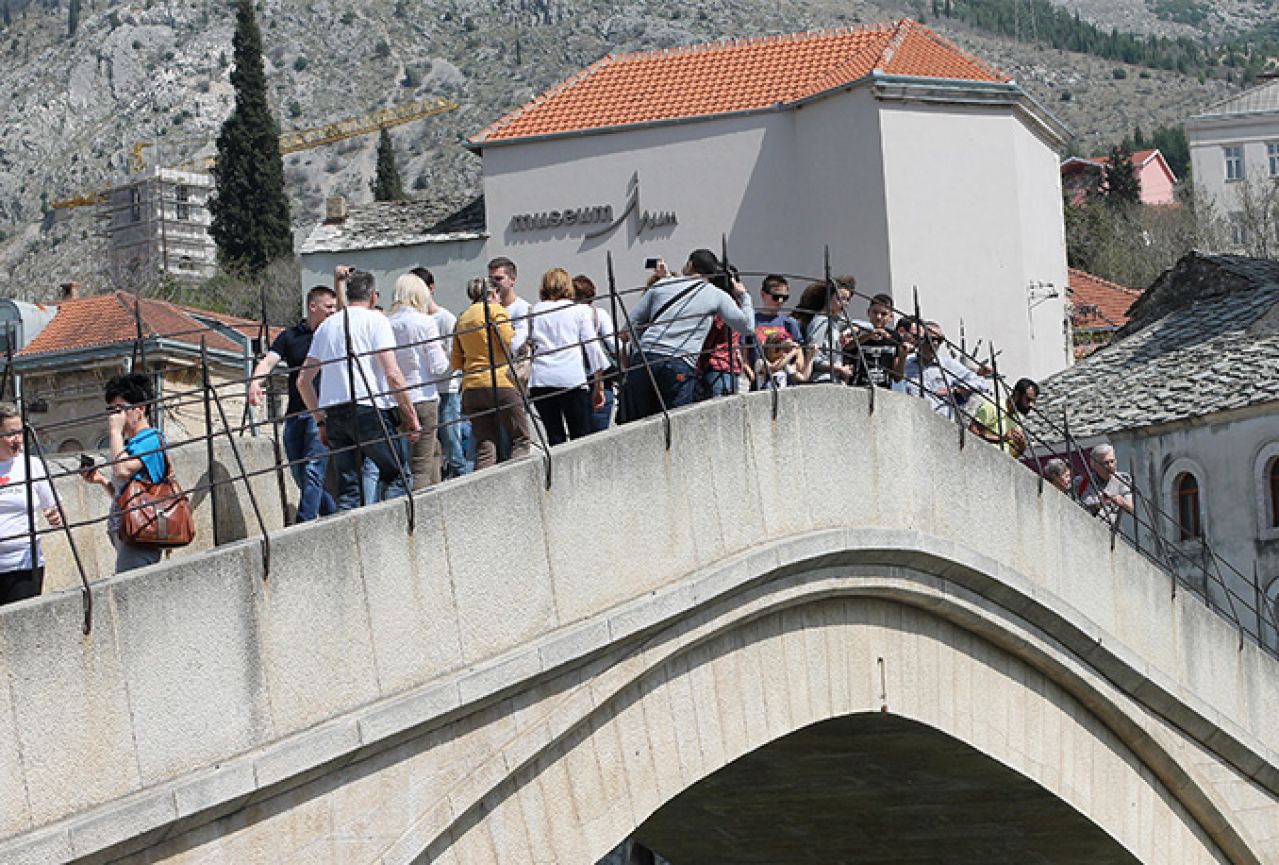 Turisti preplavili Mostar za prvosvibanjske praznike