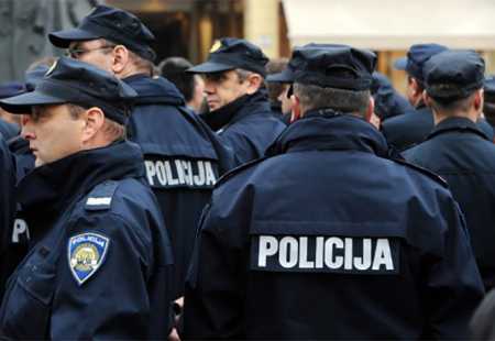 https://storage.bljesak.info/article/156804/450x310/policajci-hrvatska-jakne.jpg