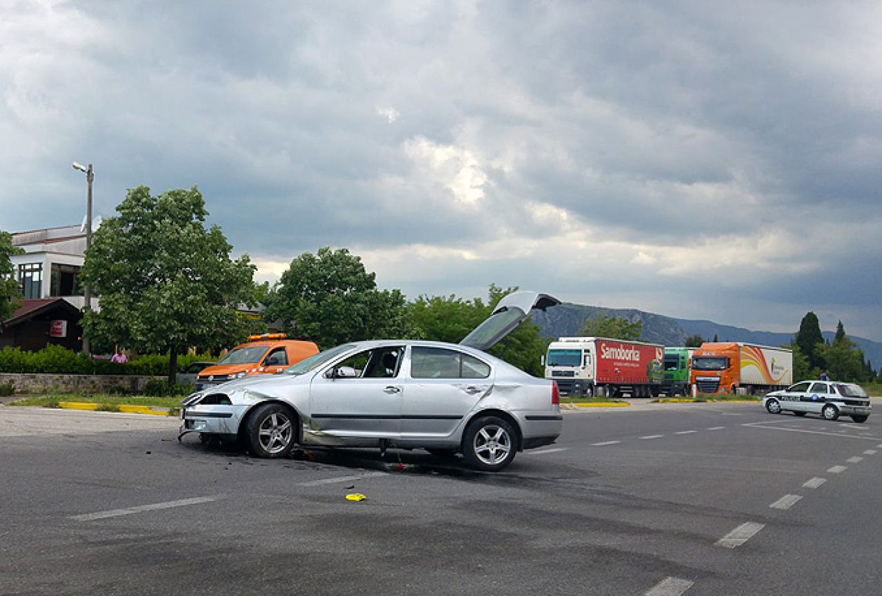 Teža nesreća južno od Mostara, dvoje ozlijeđenih