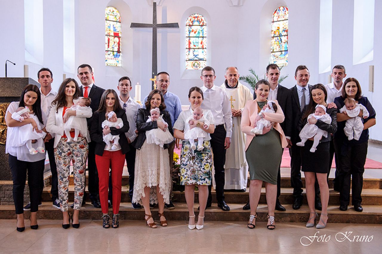 Široki Brijeg: U crkvi Uznesenja BDM kršteno osam beba istog dana