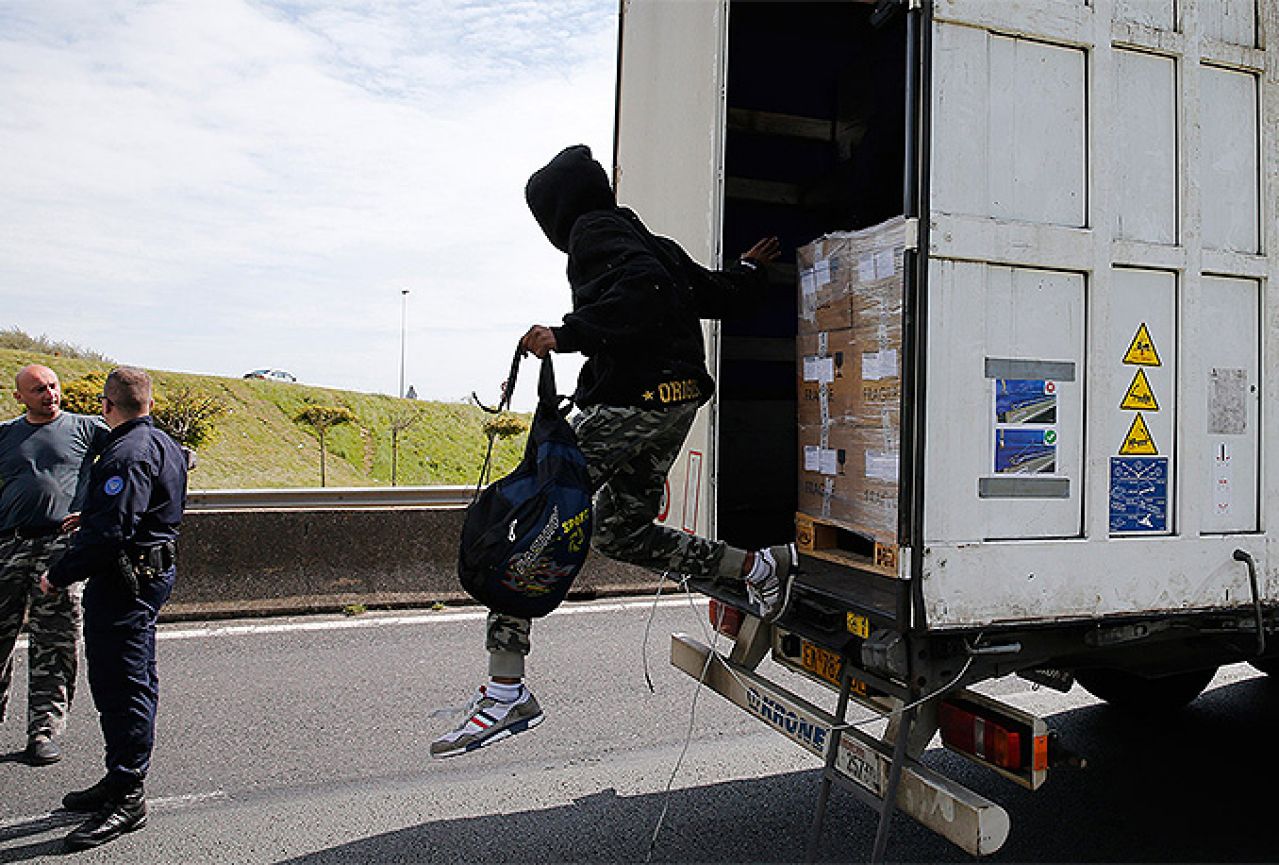 Niš: Policija pronašla 10 migranata u zapečaćenom kamionu