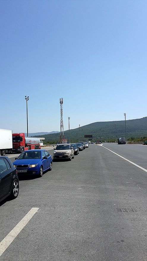 Gužve na granicama: Na izlazu iz BiH automobili čekaju skoro tri sata