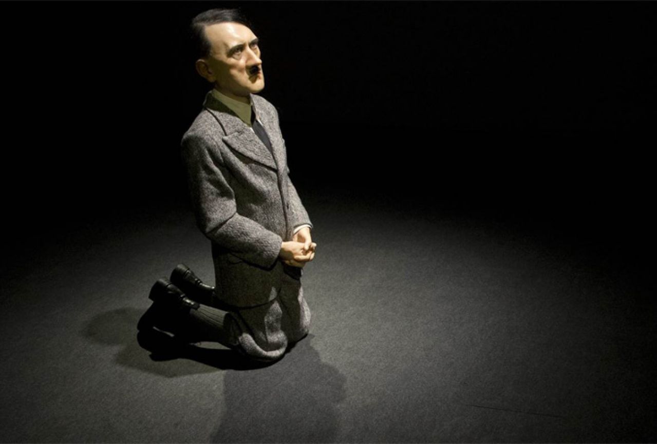 Klečeća statua Adolfa Hitlera prodana za rekordnih 17,2 milijuna dolara