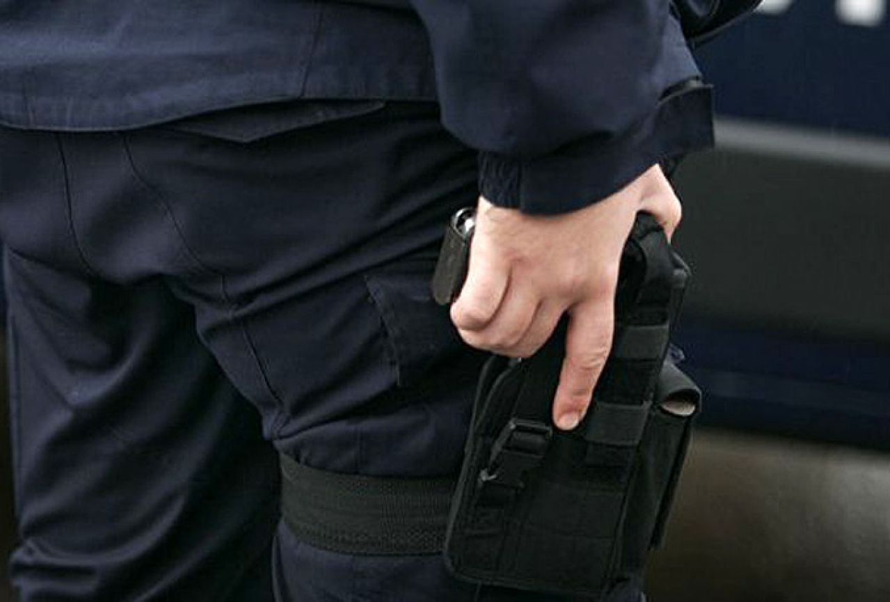 Mostar: Policajac napadnut pištoljem