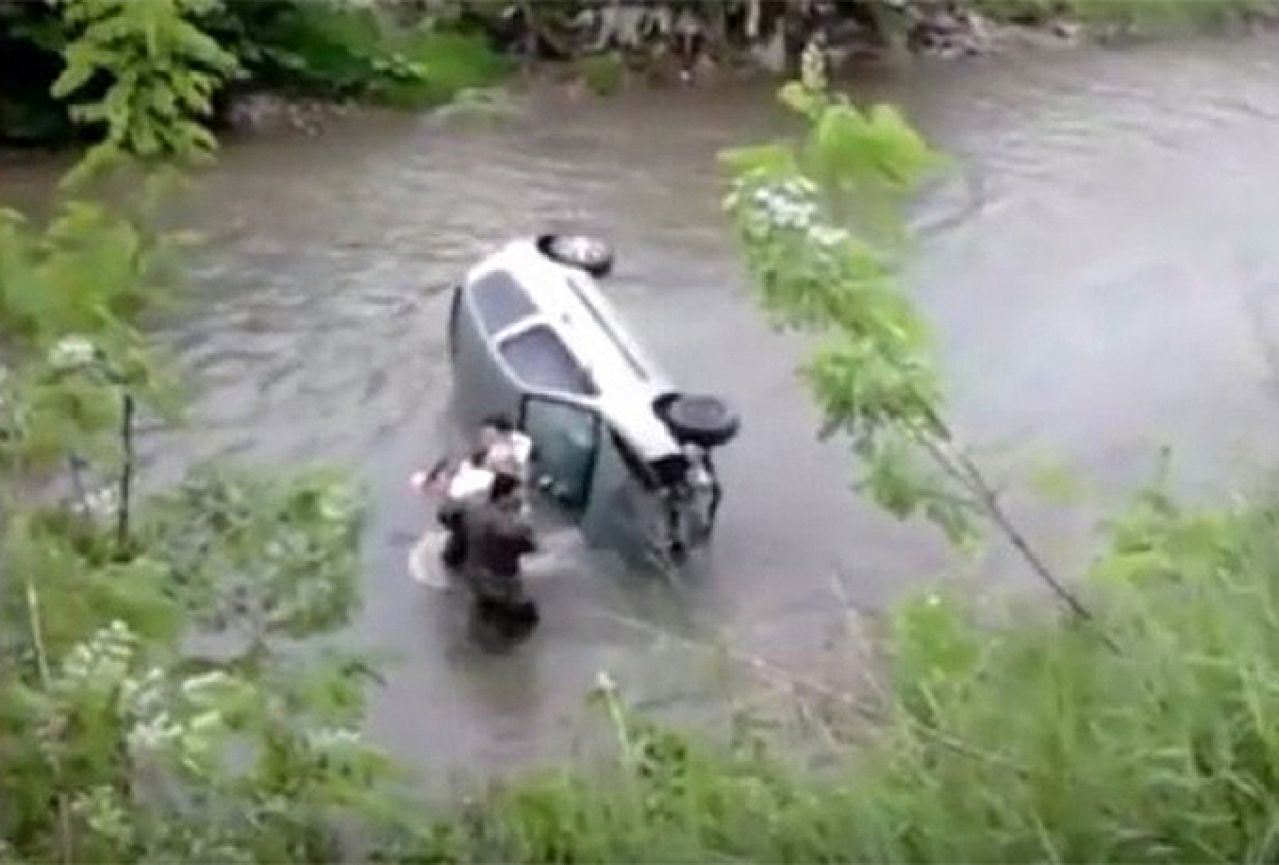 Vojnici spasili ženu koja je automobilom sletjela u korito rijeke Jale