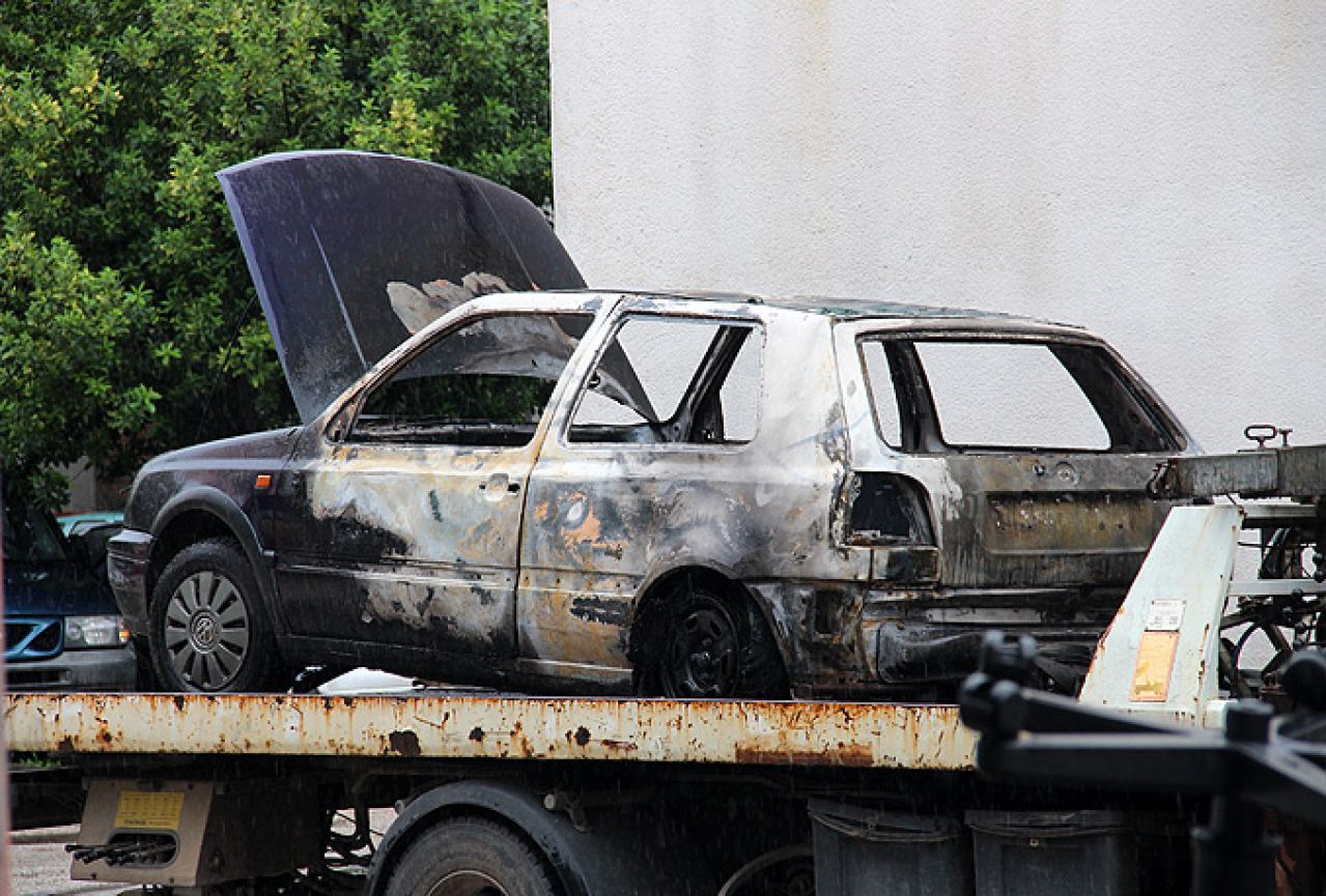 Mostar: Pred zoru izgorio automobil