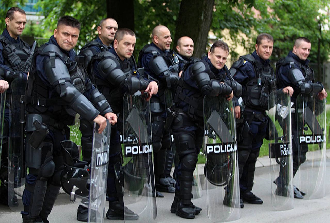 Policija na ulicama Banja Luke, Dodik u šetnji gradom i prije mitinga