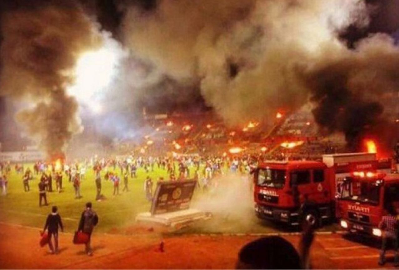 Nezadovoljni navijači zapalili stadion