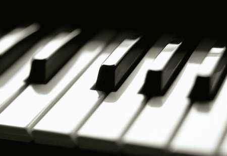 https://storage.bljesak.info/article/157722/450x310/klavir-tipke-pianino.jpg