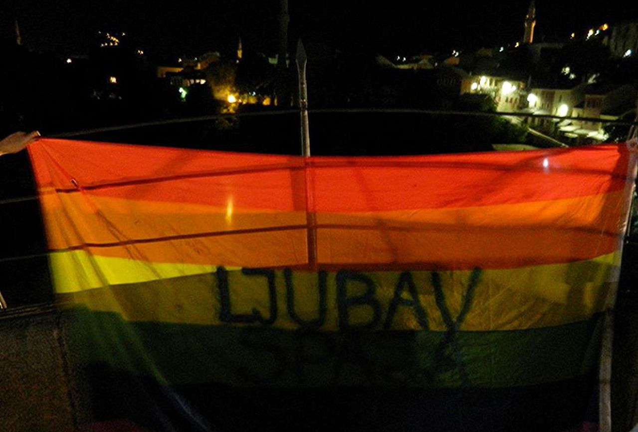 Zastavom na Starom mostu i naljepnicama dana podrška LGBTI osobama 
