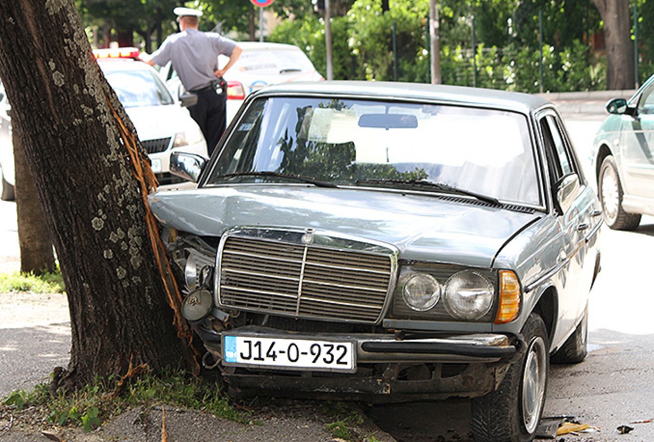 Mostar: Mercedesom u drvo