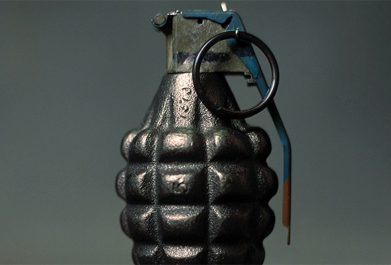 Pronađena torbica s bombom i streljivom