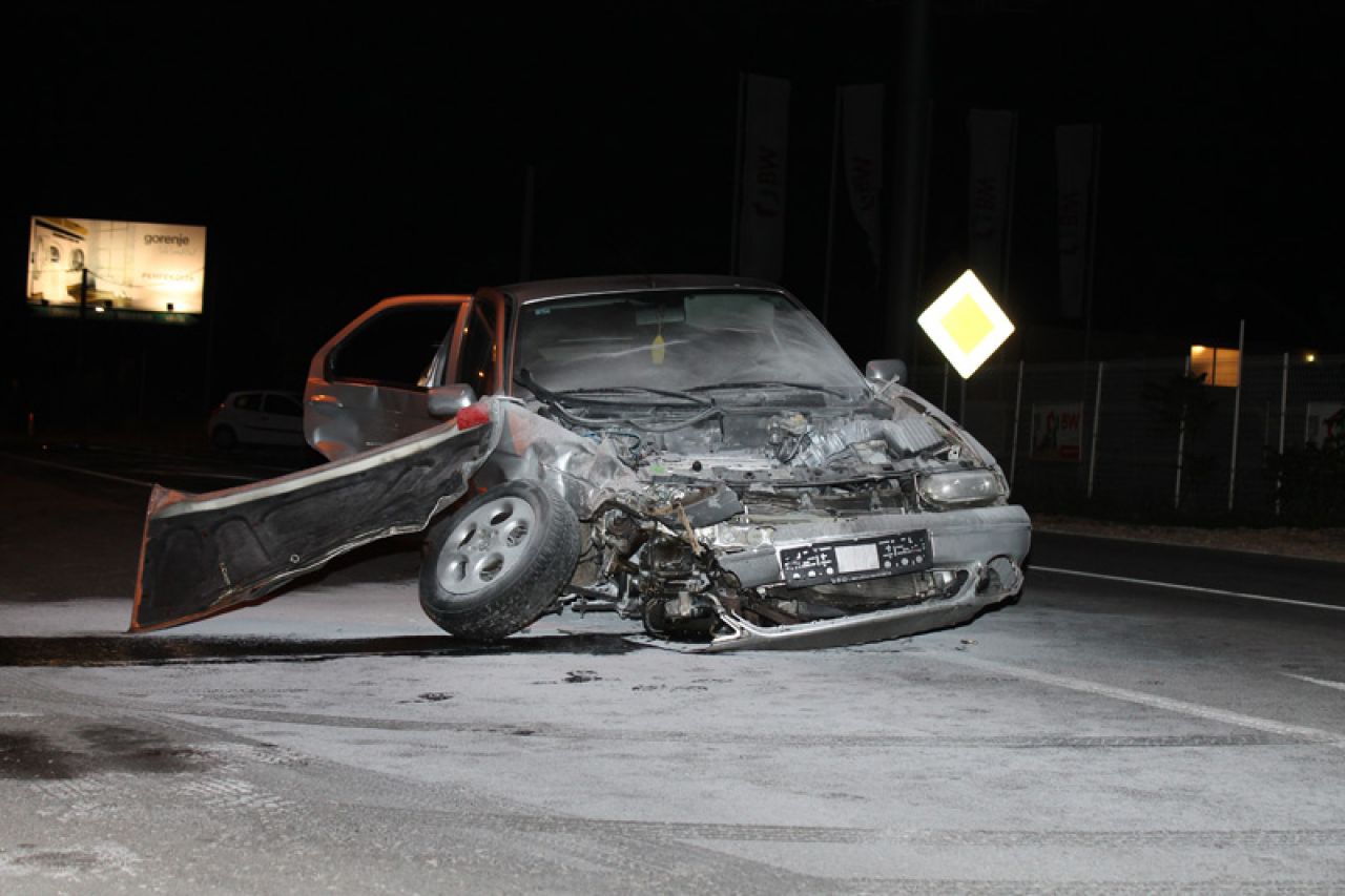 Nesreća na južnom izlazu iz Mostara: Auto planuo nakon sudara