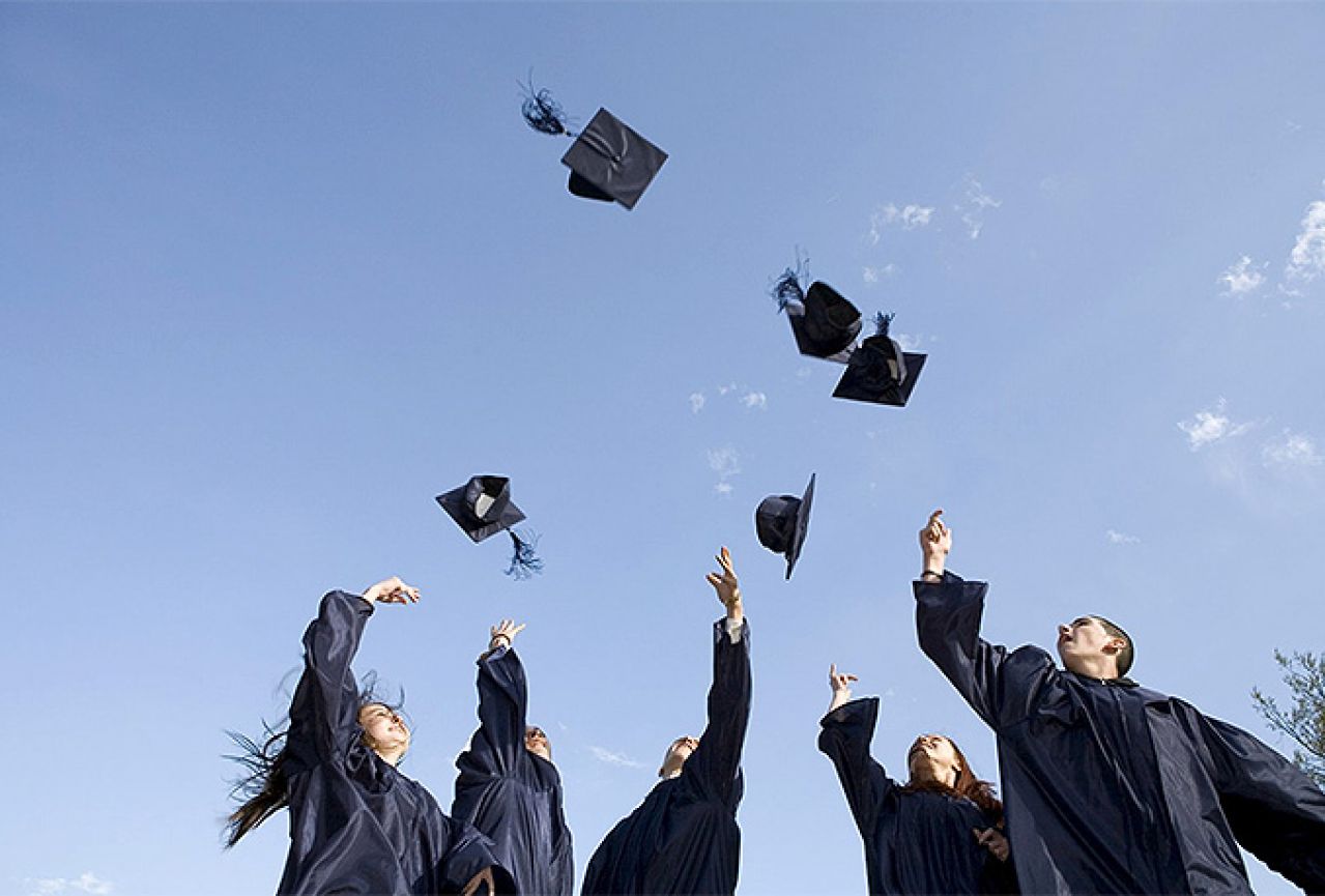 Studenti više neće bacati kape na dodijeli diploma