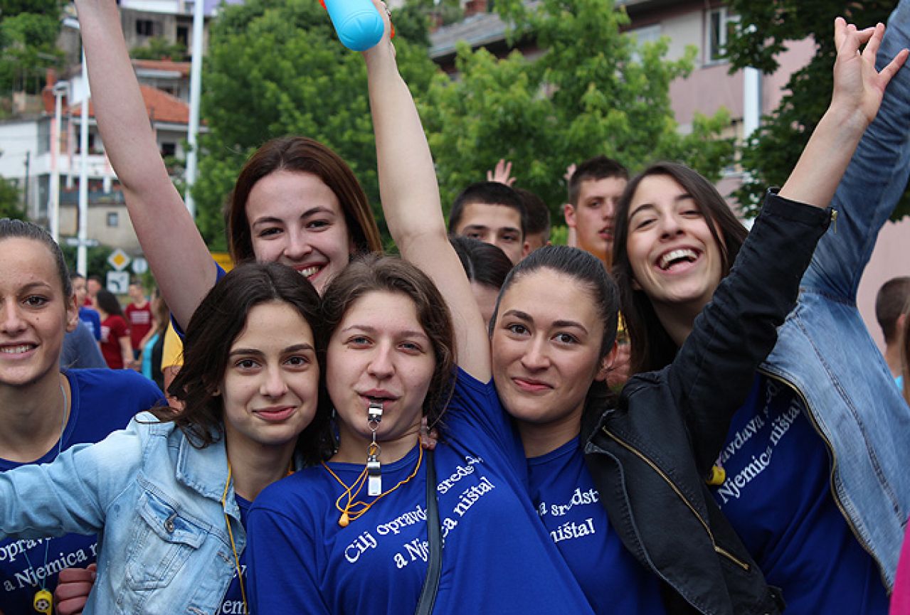 Čapljinski maturanti na ulicama proslavili završetak srednjoškolskog obrazovanja
