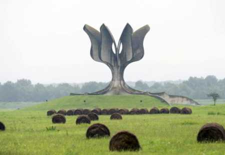 https://storage.bljesak.info/article/158032/450x310/jasenovac-spomenik.jpg