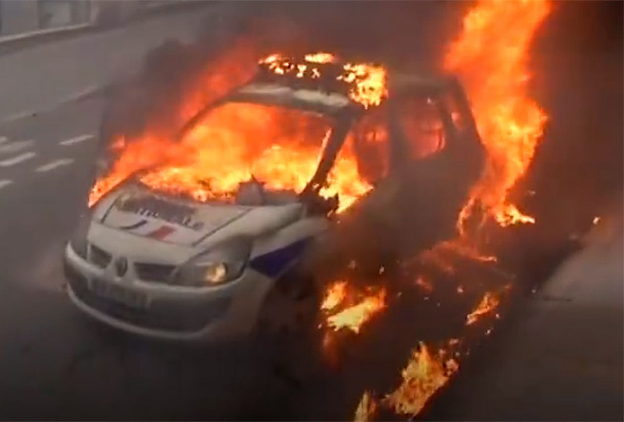 Pariz: Zapaljeno vozilo sa policajcima