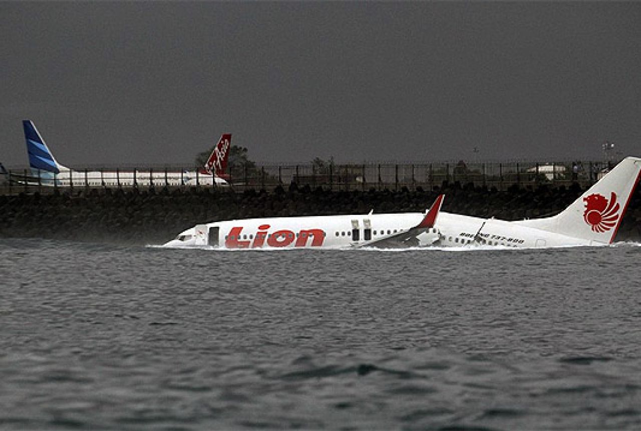 VIDEO: Avion na Baliju promašio pistu, završio u moru